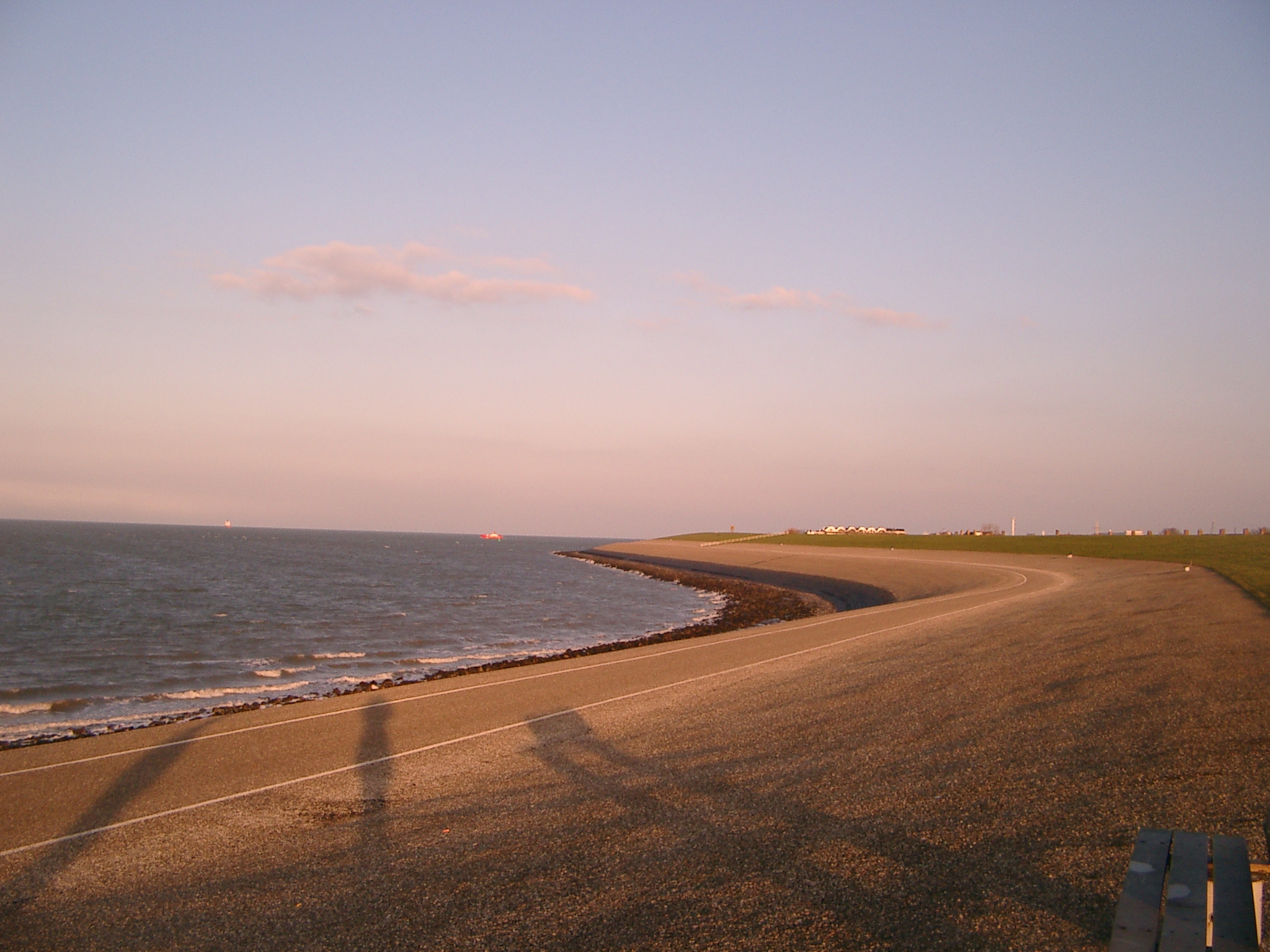 เห็นเรือสีเเดง บนทะเลไกลๆ นั่นไหมคะ นั่นคือเรือไปยังเกาะ texel ค่ะ